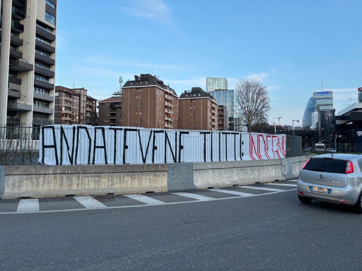 STRISCIONE DELLA CURVA A CASA MILAN "ANDATEVENE VIA TUTTI INDEGNI" - 