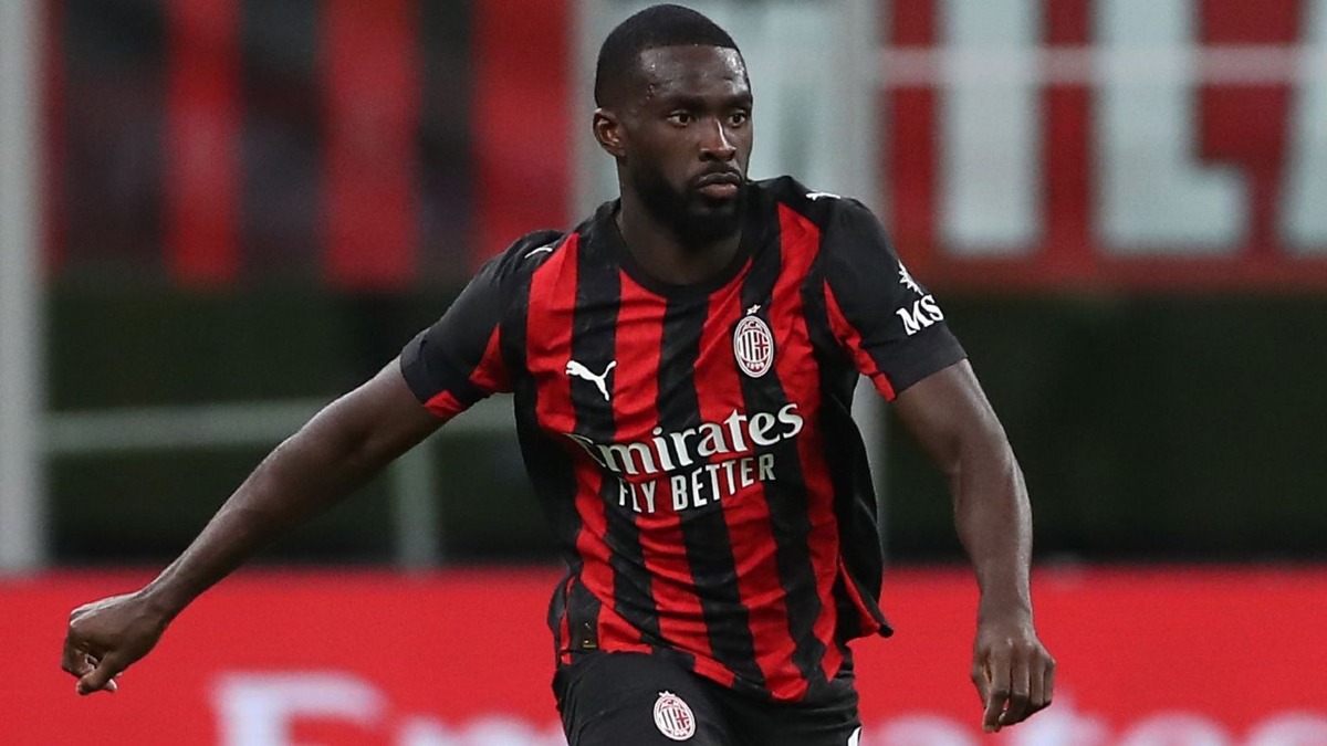 FURIA TOMORI DOPO L'ESPULSIONE, PUGNO IN FACCIA A ...  - 