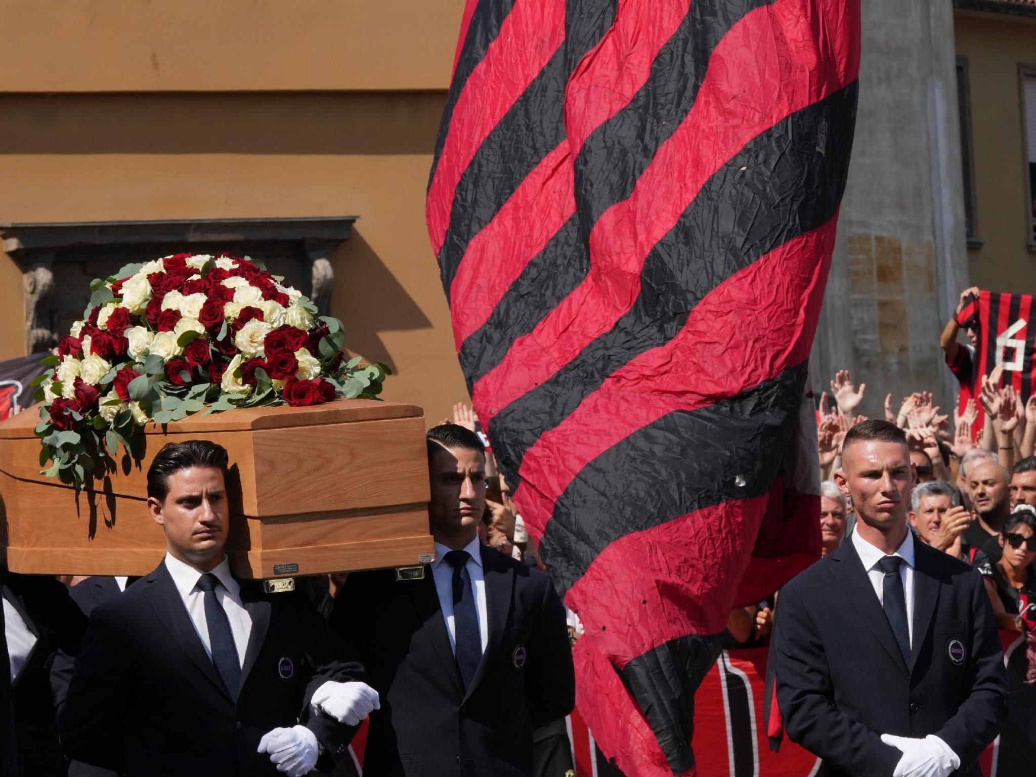 SCANDALO AL FUNERALE DI BARESI, RIPRESO DALLE TELECAMERE MENTRE...  - 
